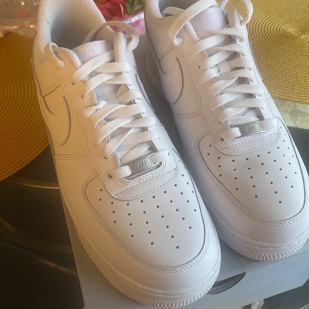 Men 11 or Women 12.5 Nike Air Force 1 07’